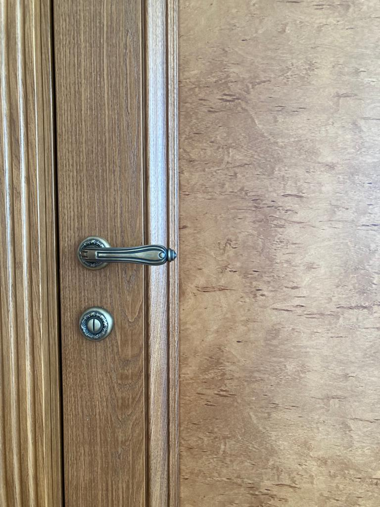 Нажимные ручки для деревянных дверей