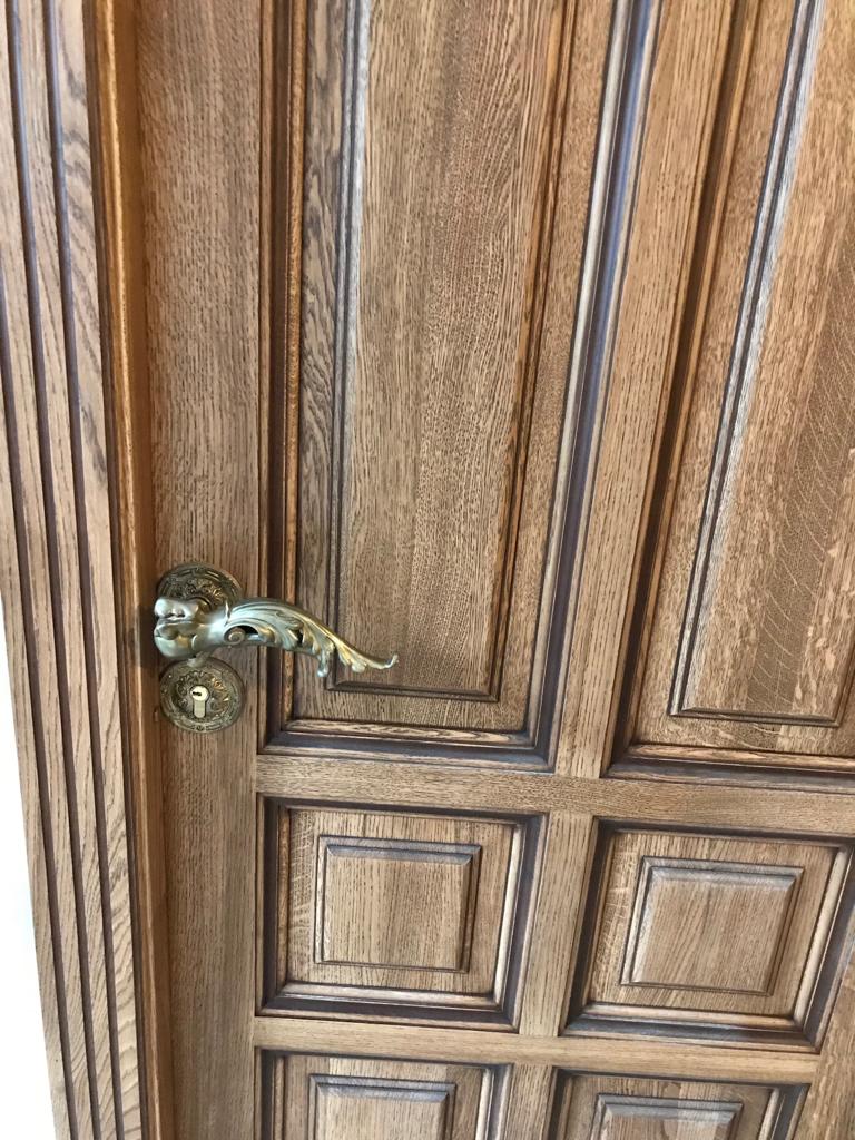 Фурнитура на резных дверях