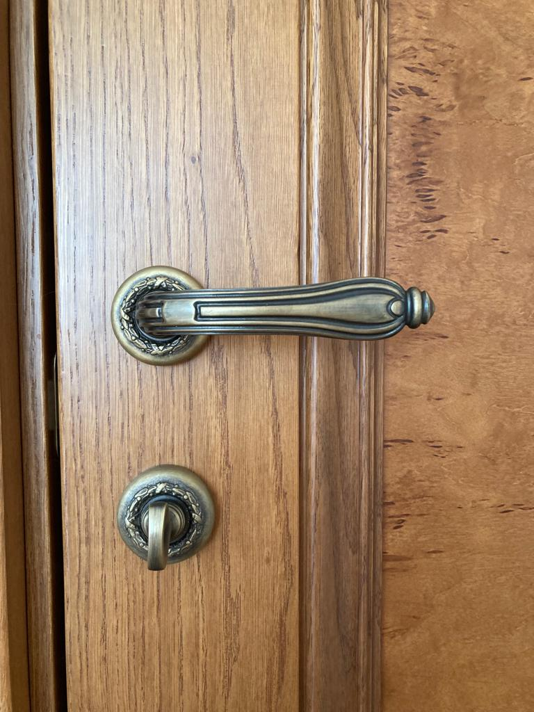 Нажимные ручки для деревянных дверей