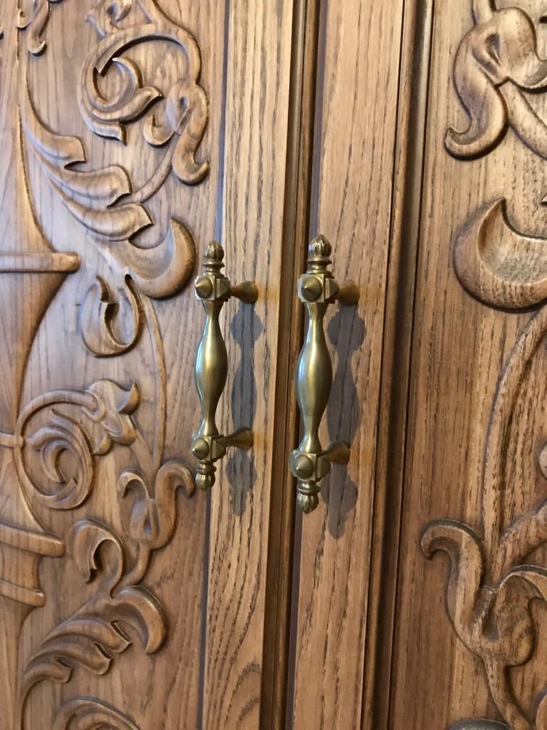 Фурнитура на резных дверях