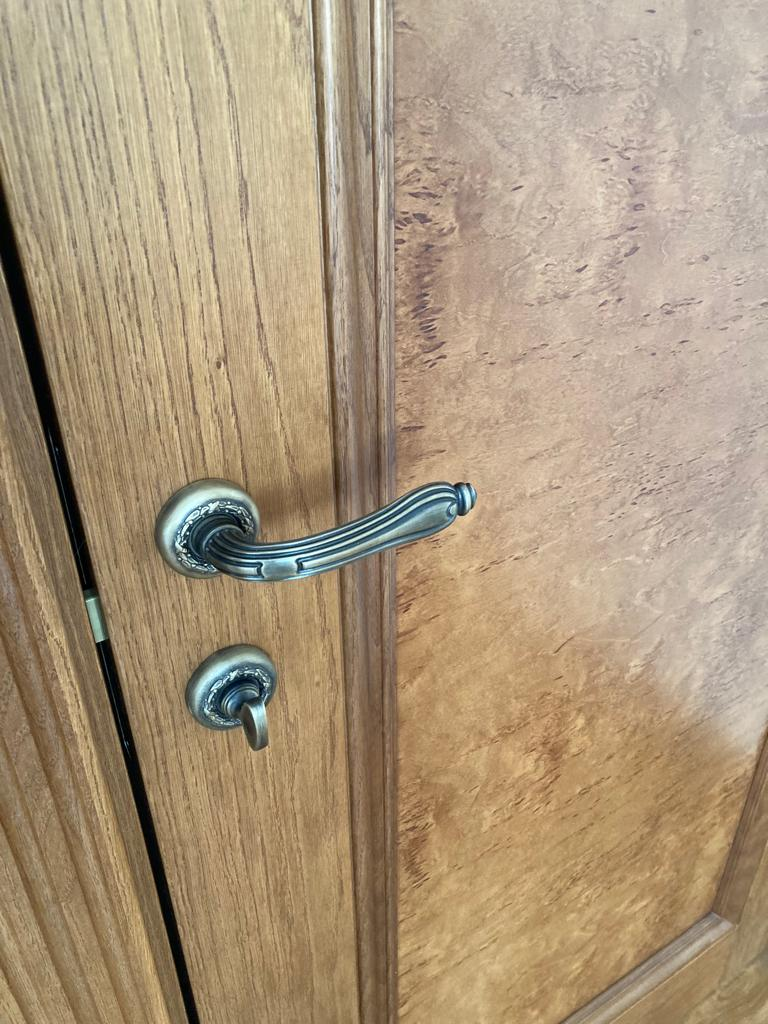 Нажимные ручки для деревянных дверей