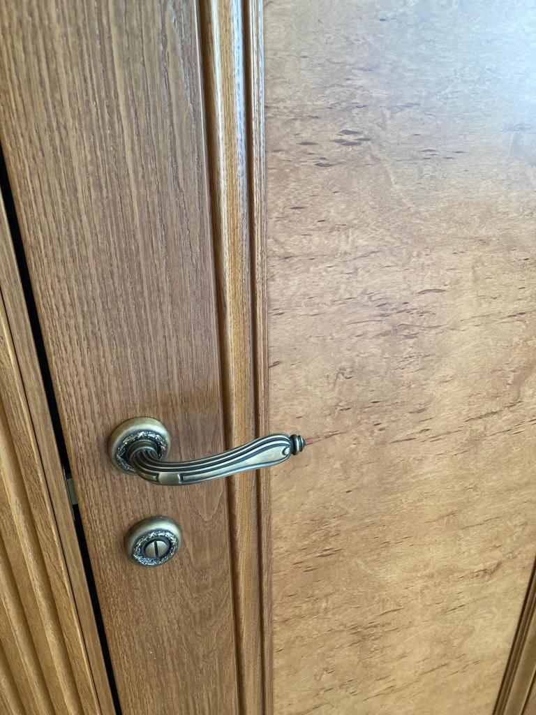 Нажимные ручки для деревянных дверей