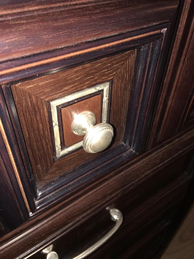 Деревянный комод и тумбочка