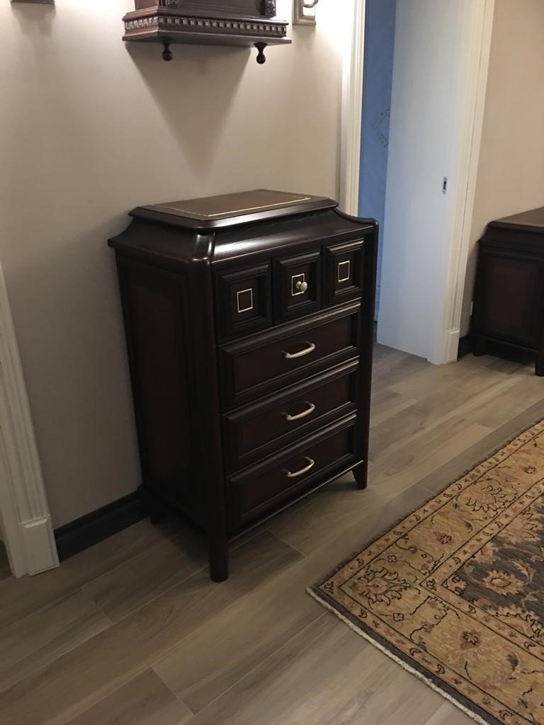 Деревянный комод и тумбочка