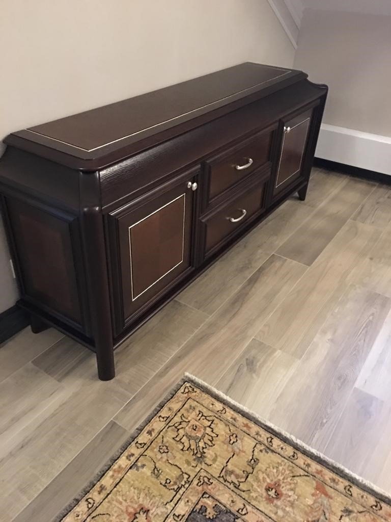 Деревянный комод и тумбочка