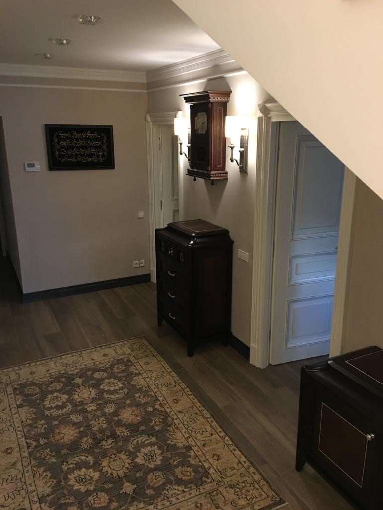 Деревянный комод и тумбочка