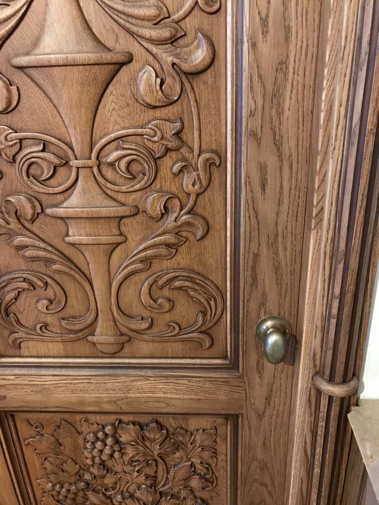 Фурнитура на резных дверях
