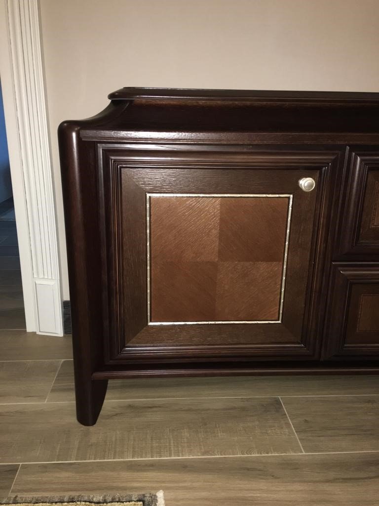 Деревянный комод и тумбочка