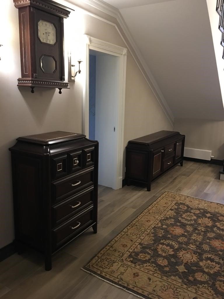 Деревянный комод и тумбочка