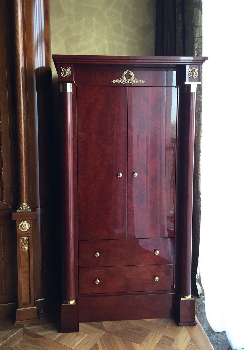 Деревянный комод