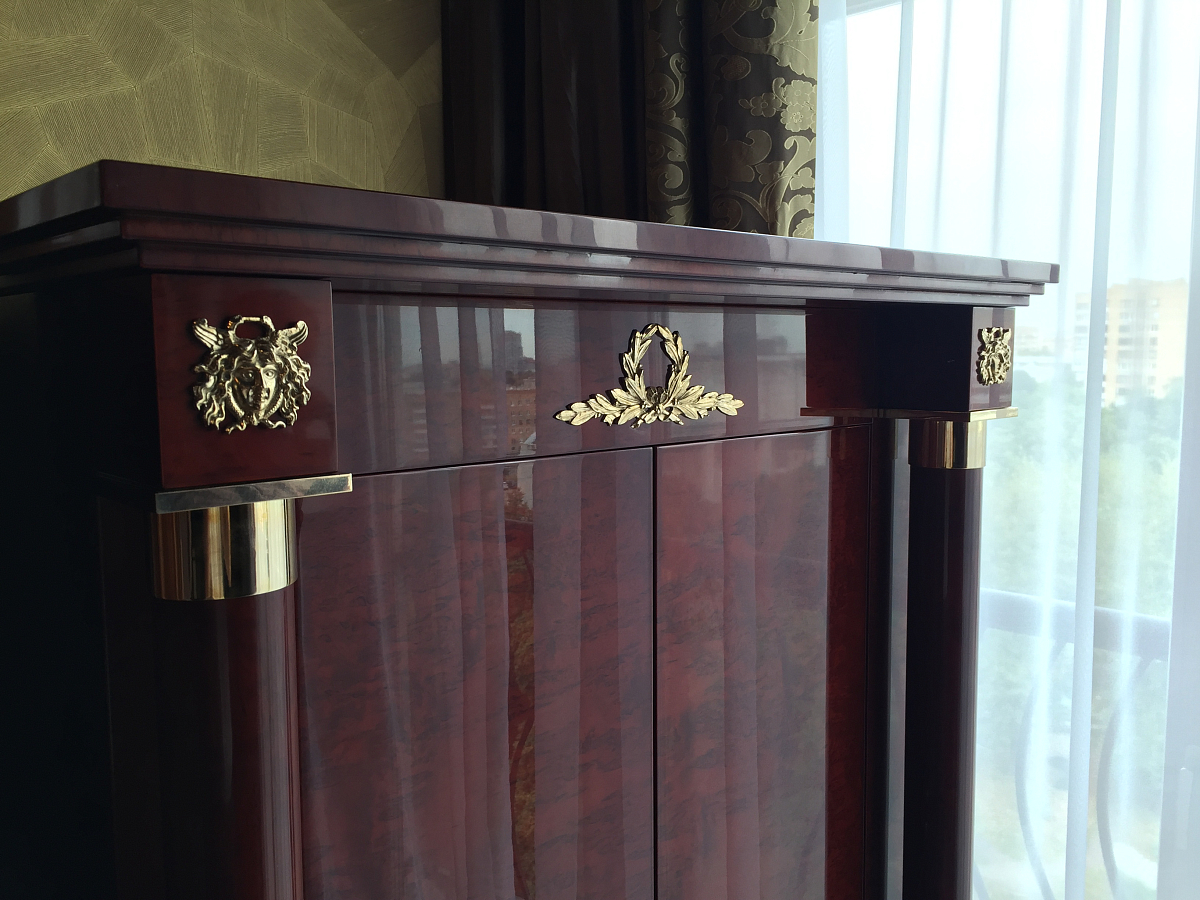 Деревянный комод