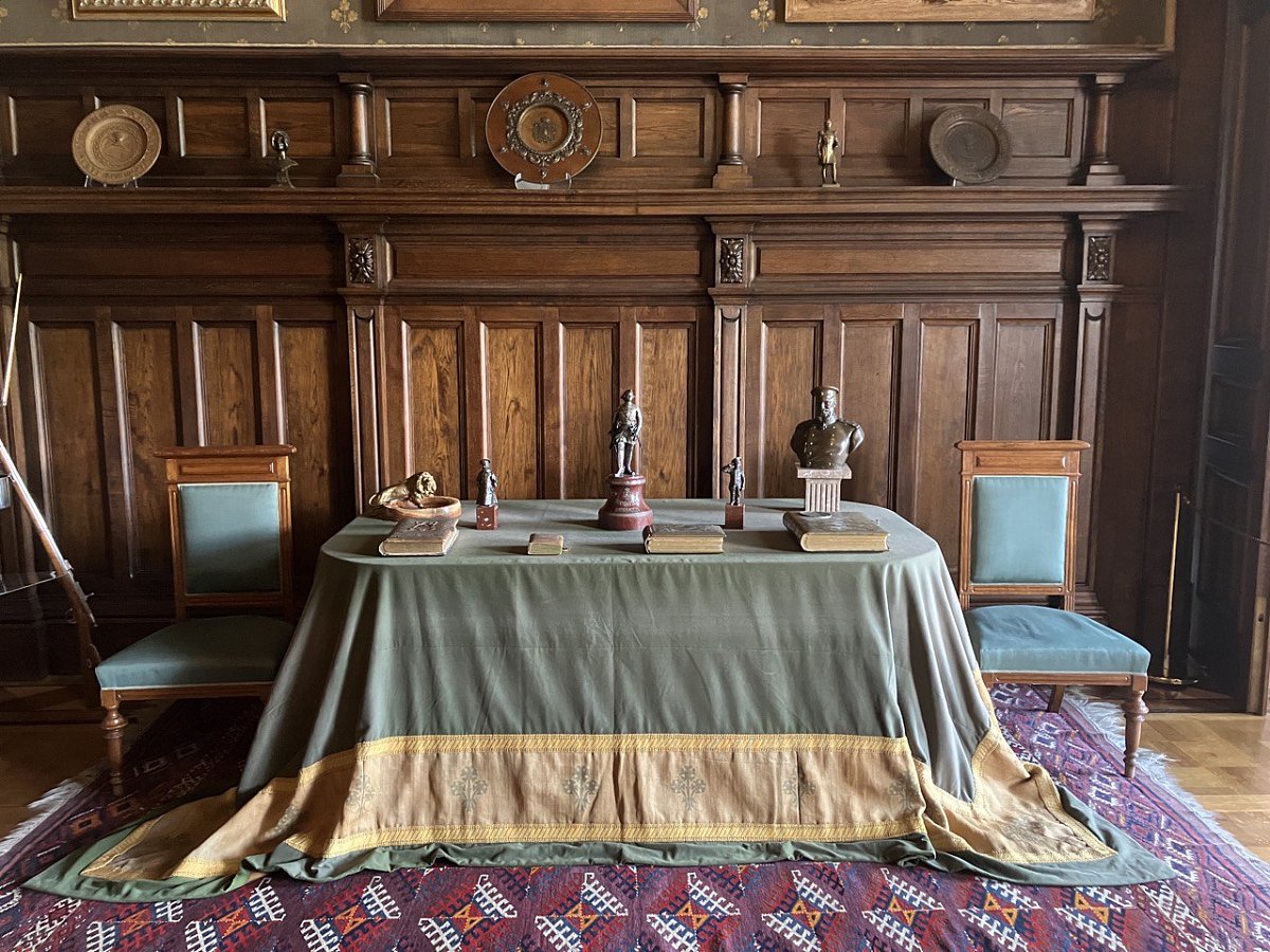 Александровский Дворец