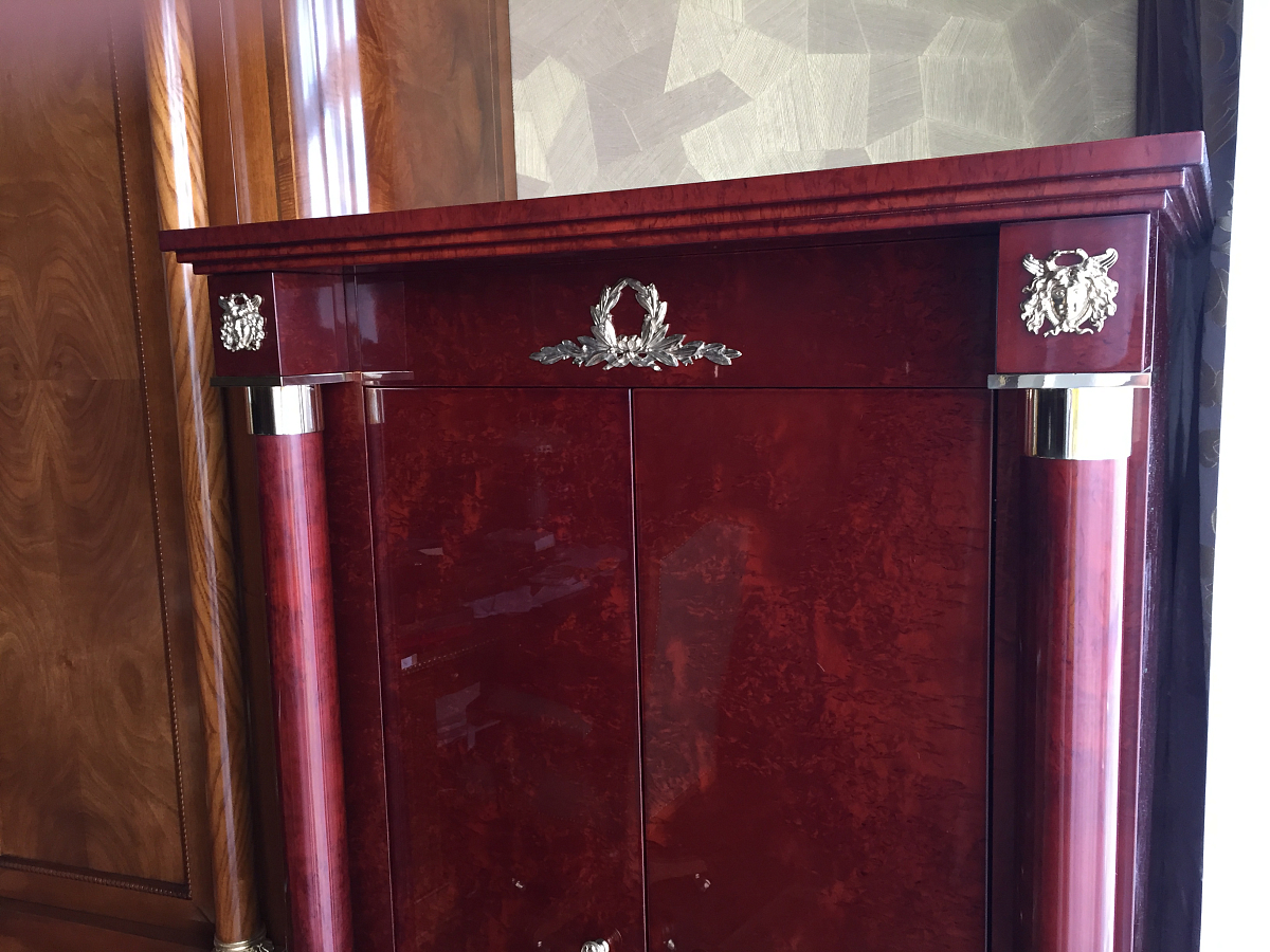 Деревянный комод