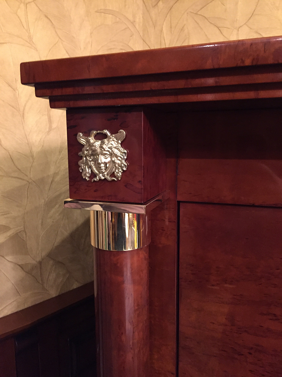 Деревянный комод и тумбочка