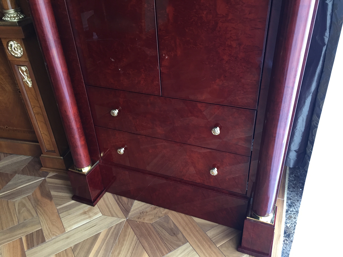 Деревянный комод