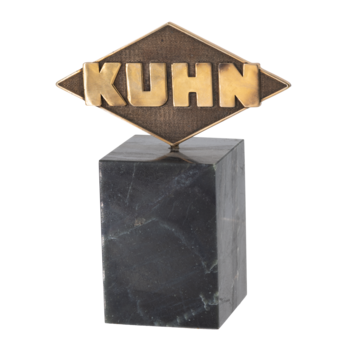 Приз в виде логотипа французской компании "KUHN" на подставке