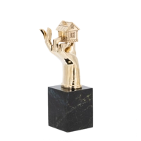 Рука с домом