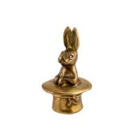 Заяц сидящий в шляпе