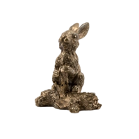 Заяц на дереве большой