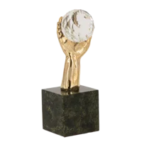 Сувенир «Рука с кристаллом»