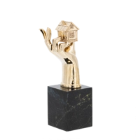 Рука с домом