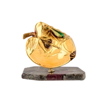 Яблоко-половинка с осой